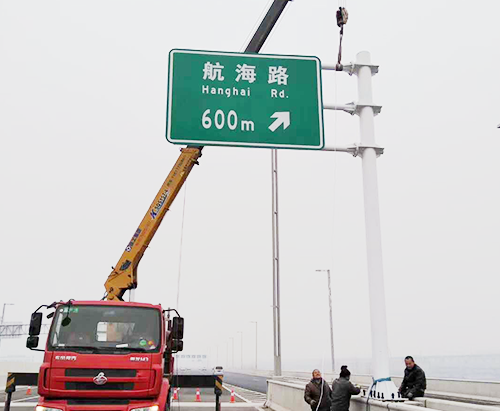 公路标志牌应该安放的位置 公路标志牌应该安放的位置